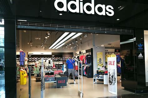 adidas abre su primera tienda en Andorra .